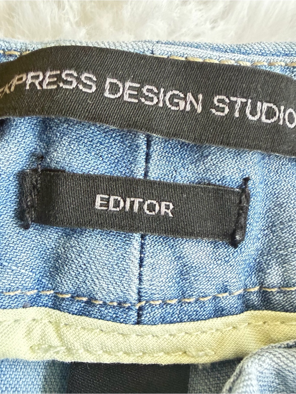 Express Design Studio Editor Light Blue Denim Capri Jeans